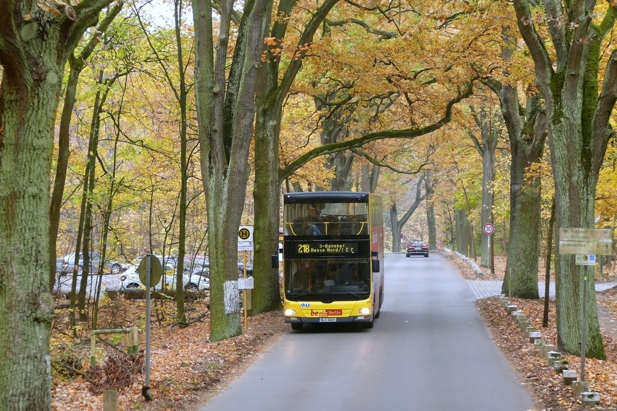 MAN Lion's City DD der BVG '3411' (DL08), ist auf der  Linie 218 Richtung Pfaueninsel unterwegs.  Berlin /Havelchausee im November 2018. 