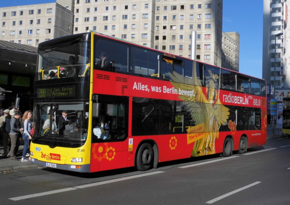 MAN Lions City DD Wg.3544 auf`m 200er am S+U Alex/Memhardstr., 19.10.14