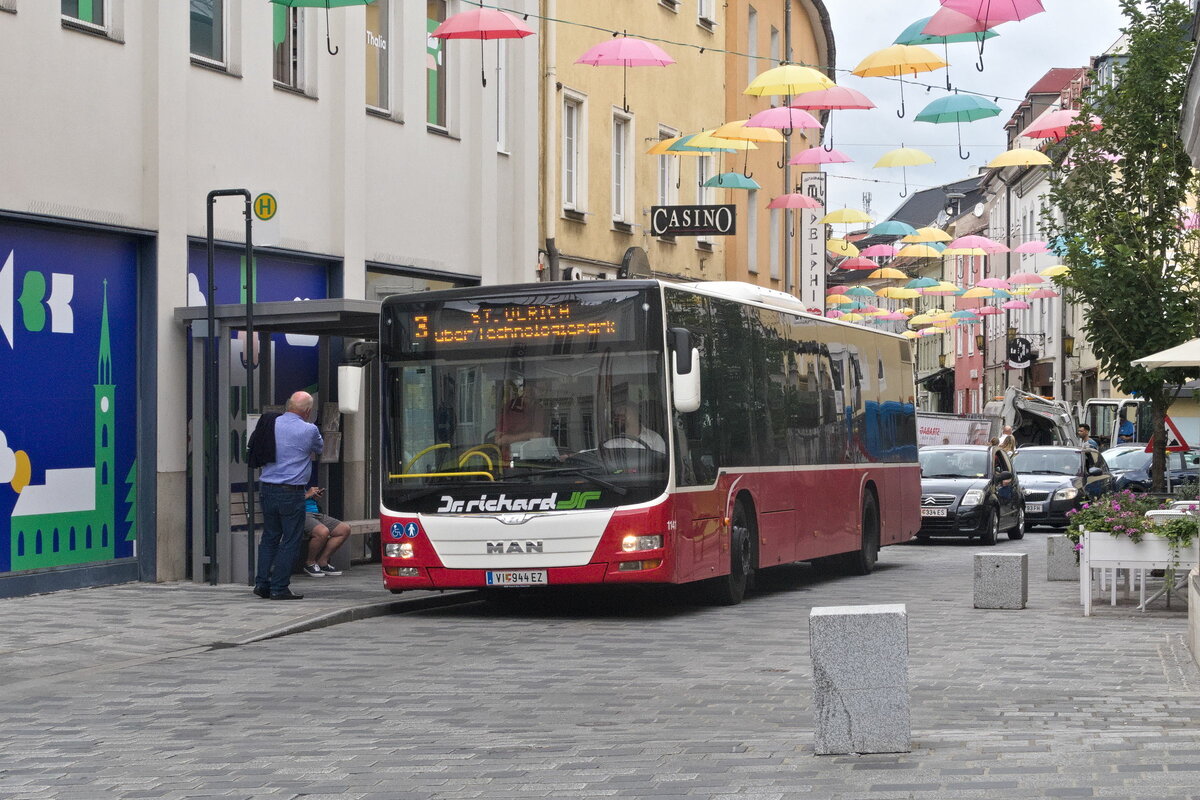 MAN Lion's City von Dr. Richard (VI-944EZ) als Stadtbus Villach Linie 3 an der Haltestelle Villach, Lederergasse. Aufgenommen 1.9.2022.