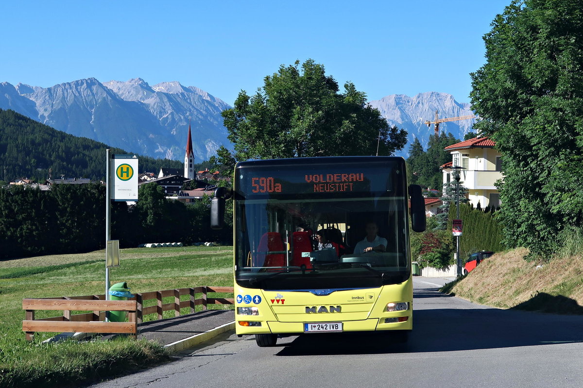 MAN Lions City dreiachsig, Bus I-242IVB der Innbus Regionalverkehr (einer Tochtergesellschaft der Innsbrucker Verkehrsbetriebe) als Linie 590a an der Haltestelle Mieders Hinterhochegg. Aufgenommen 18.6.2017.