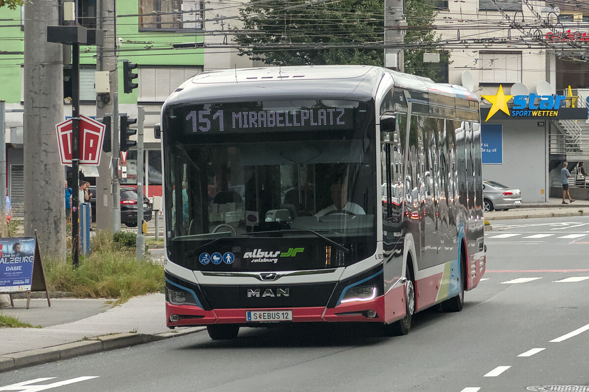 MAN Lions City E von Albus (Bus L9212, S-EBUS 12) als Linie 151 bei der Hst. Salzburg Sterneckstra�e. Aufgenommen 28.8.2025.