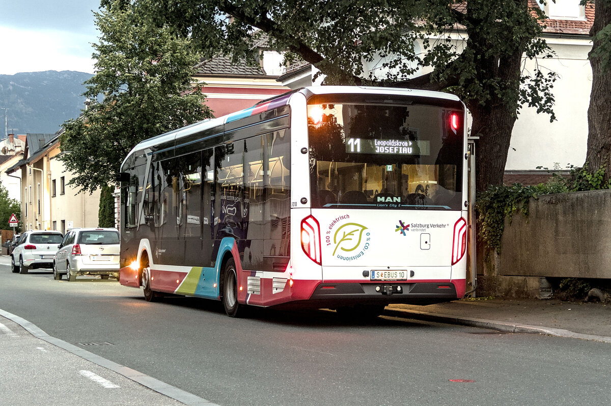 MAN Lion's City E von Albus (Bus L 9210, S-EBUS10) als Linie 11 an der Hst. Quartier Riedenburg in Salzburg. Aufgenommen 23.7.2026.