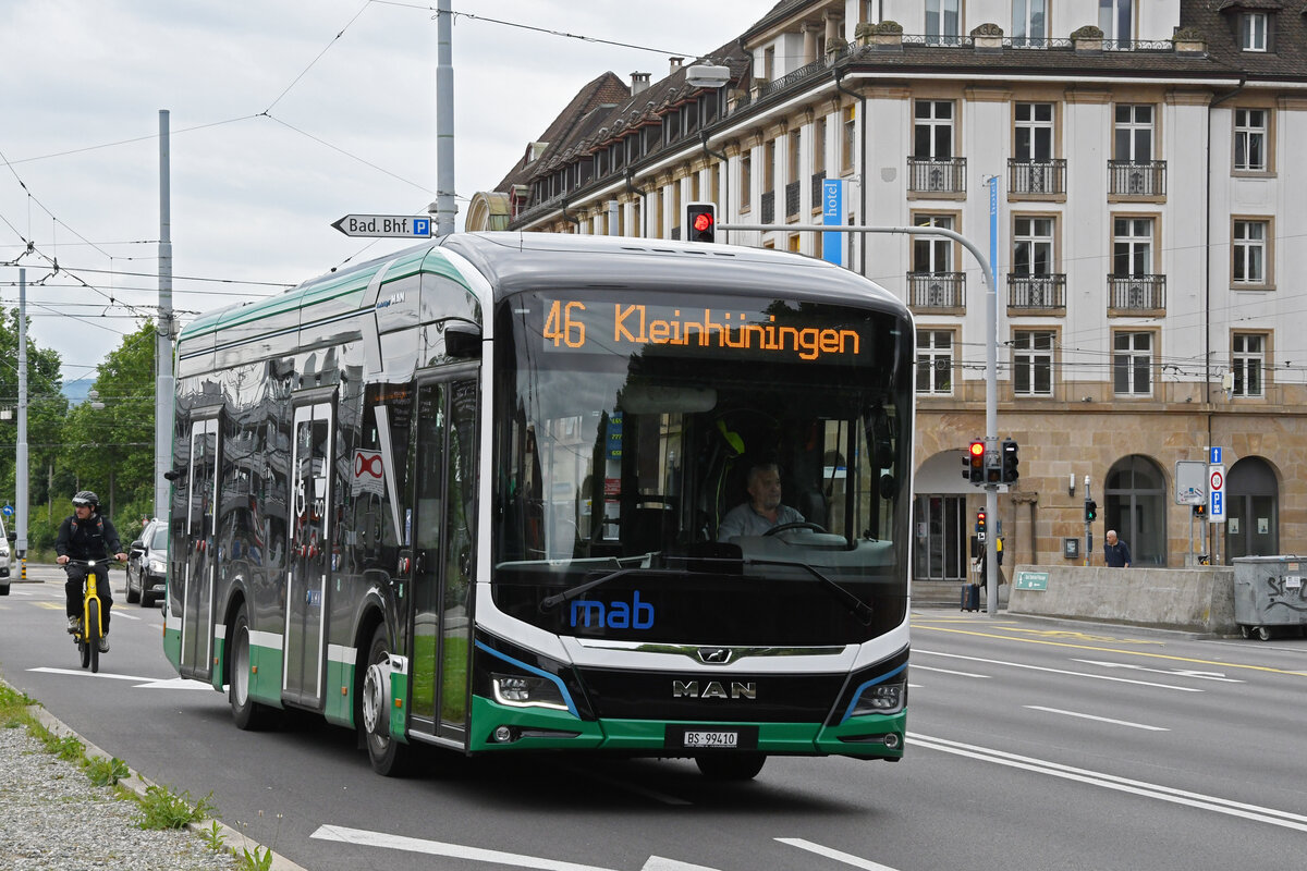 MAN Lions City Elektrobus der MAB, auf der Linie 46, verlässt am 27.05.2024 die Haltestelle beim badischen Bahnhof.