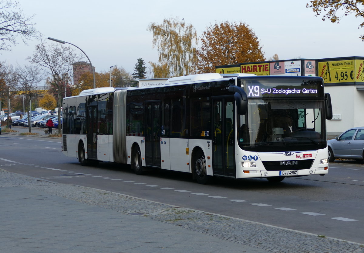 MAN Lion's City GL der BVG, Wagen '4907' unterwegs als X9 Richtung Zoo /Hardenbergplatz, Berlin im Oktober 2018.
