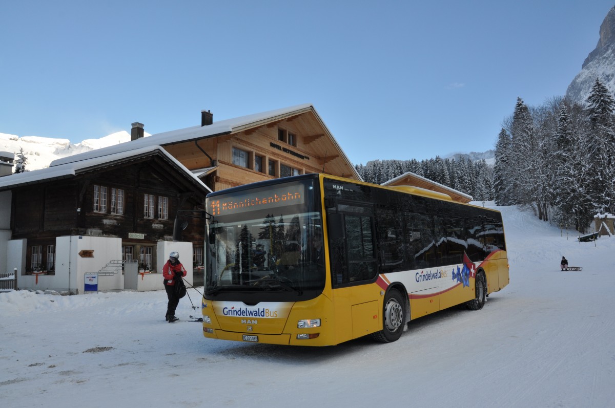 MAN Lions City von Grindelwald Bus auf der Linie 11 beim Hotel Wetterhorn oberhalb von Grindelwald. Die Aufnahme stammt vom 31.12.2014.