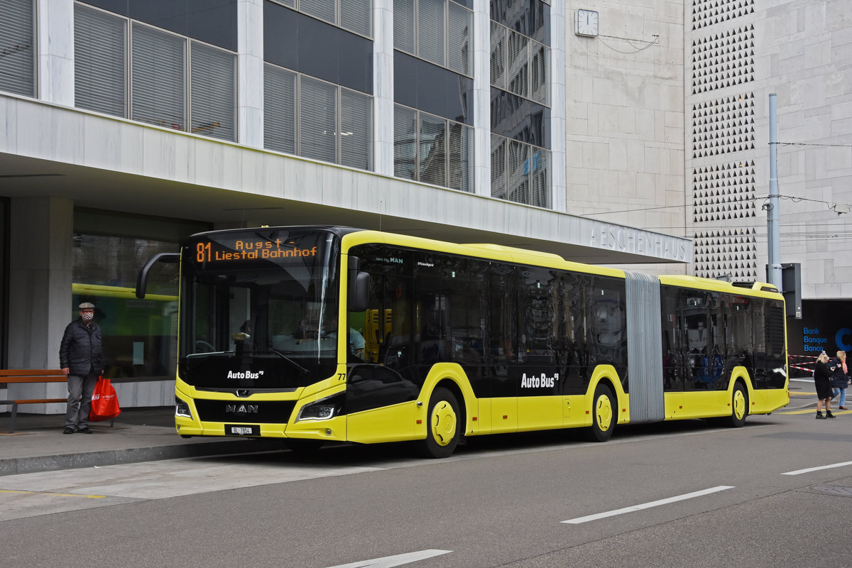 MAN Lions City Hybrid Bus Nr. 77 der AAGL, auf der Linie 81, wartet an der Endstation am Aeschenplatz. Die Aufnahme stammt vom 15.04.2021.