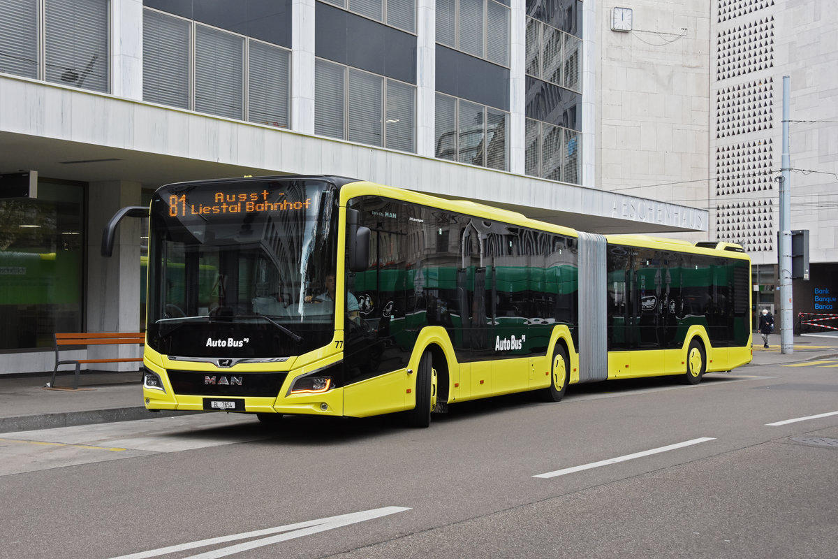 MAN Lions City Hybrid Bus Nr. 77 der AAGL, auf der Linie 81, verlässt die Endstation am Aeschenplatz. Die Aufnahme stammt vom 15.04.2021.
