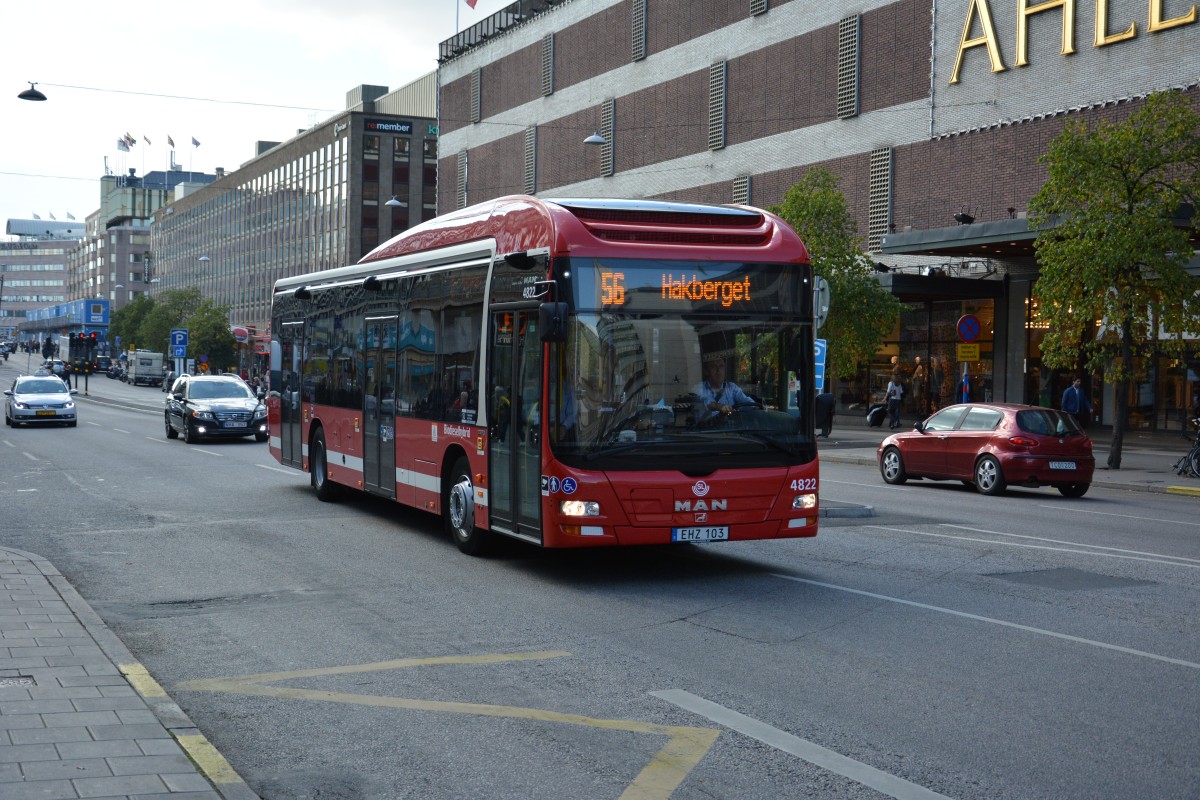 MAN Lion's City Hybrid mit dem Kennzeichen EHZ 103 unterwegs in der Innenstadt von Stockholm am 16.09.2014.