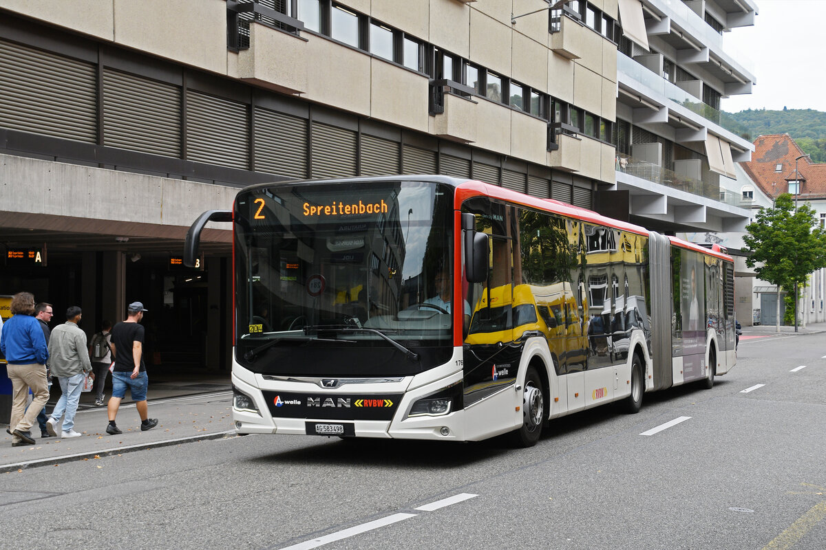 MAN Lions City Hybridbus 176, auf der Linie 2, fährt am 08.09.2025 zur Haltestelle beim Bahnhof Baden.