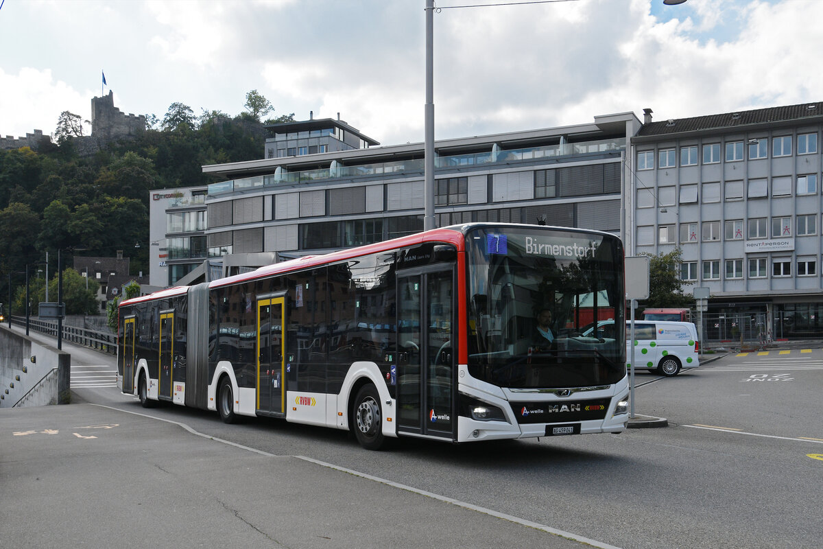 MAN Lions City Hybridbus 311, auf der Linie 7, fährt am 29.09.2025 zur Haltestelle beim Bahnhof Baden.