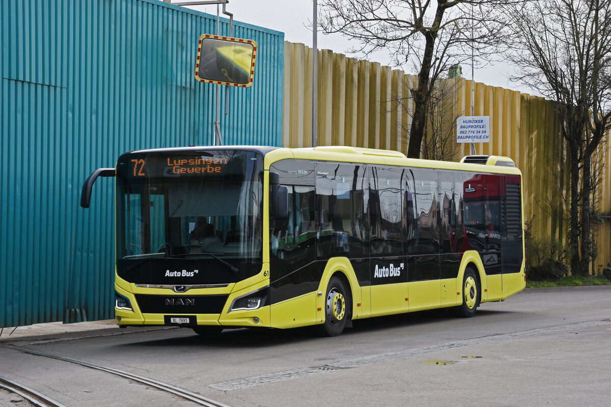 MAN Lions City Hybridbus 61 der AAGL, auf der Linie 72, fährt am 10.03.2026 durch die Bahnhofstrasse Richtung Haltestelle Liebrüti. Aufnahme Kaiseraugst.