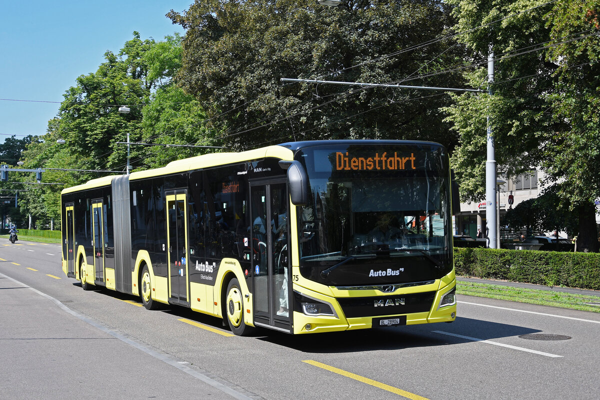 MAN Lions City Hybridbus 75 der AAGL fährt al Dienstfahrt Richtung Aeschenplatz.