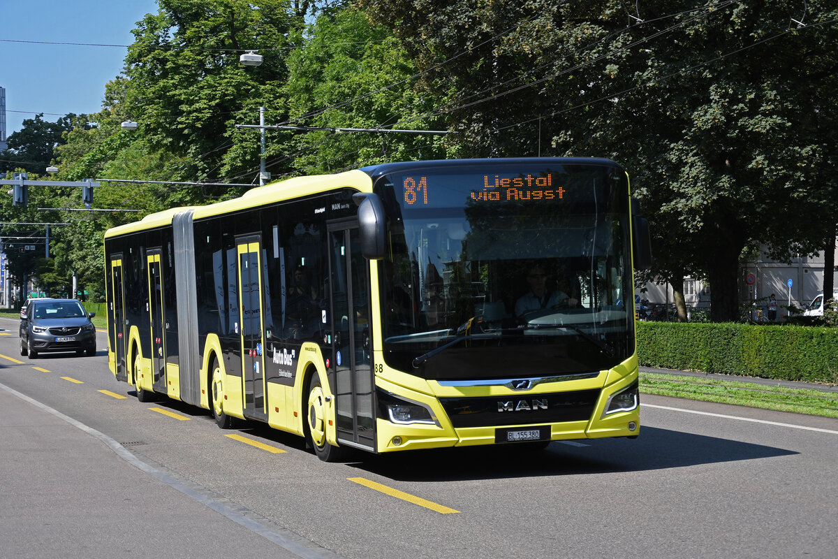 MAN Lions City Hybridbus 88 der AAGL, auf der Linie 81, fährt am 11.07.2023 zur Haltestelle beim Hammermann am Aeschenplatz.