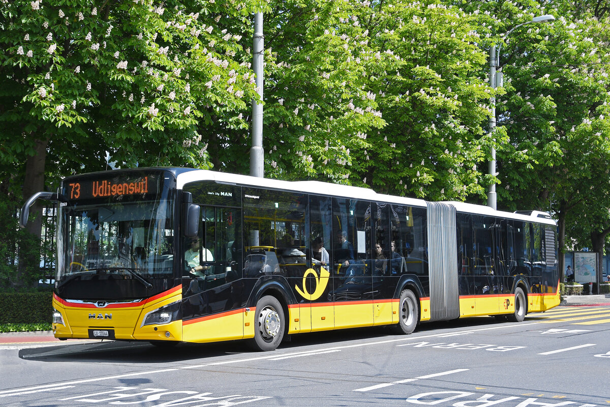 MAN Lions City Hybridbus der Post, auf der Linie 73, verl�sst am 08.05.2026 die Haltestelle beim Bahnhof Luzern.