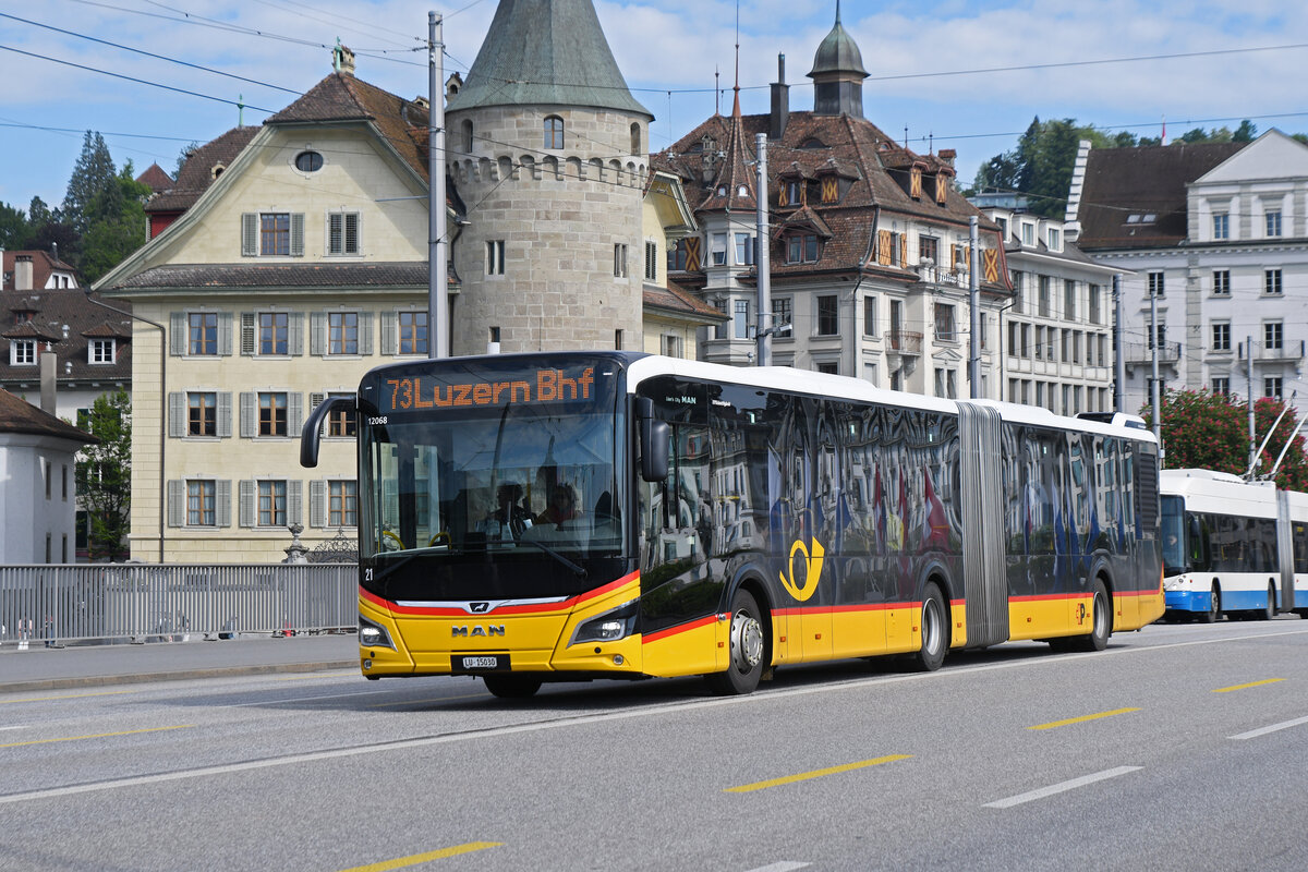 MAN Lions City Hybridbus der Post, auf der Linie 73, �berquert am 08.05.2026 die Seebr�cke in Luzern.