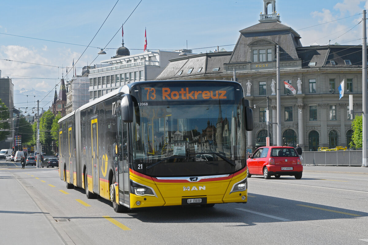 MAN Lions City Hybridbus der Post, auf der Linie 73, �berquert am 08.05.2026 die Seebr�cke in Luzern.