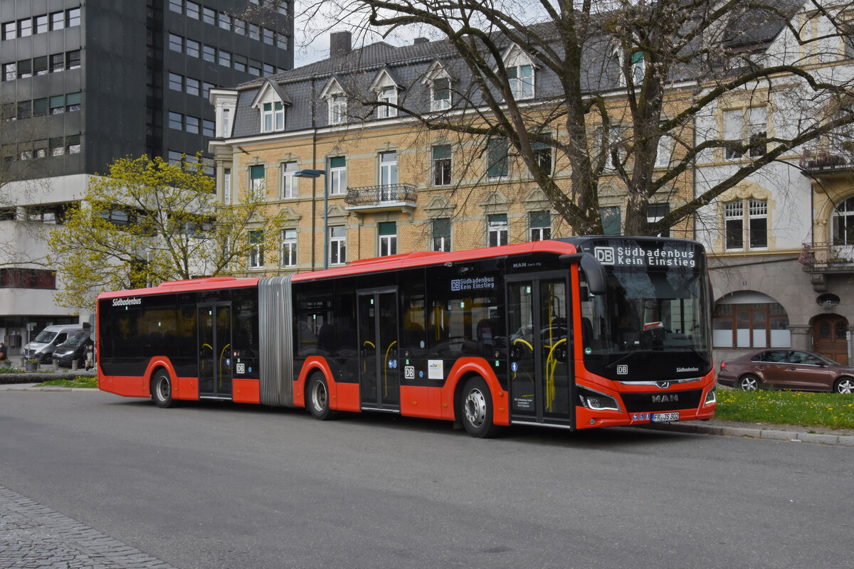 MAN Lions City Hybridbus von Südbadenbus, wartet am 25.03.2026 beim Bahnhofplatz in Lörrach.