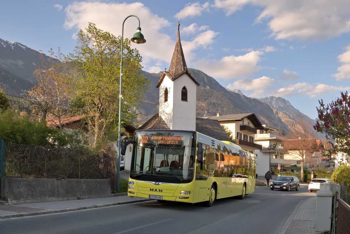 MAN Lion's City von Innbus Regionalverkehr/Innsbrucker Verkehrsbetriebe (Bus Nr. 206) als Linie 502 in Rum, Dörferstraße, bei der Marienkapelle. Aufgenommen 20.4.2022.