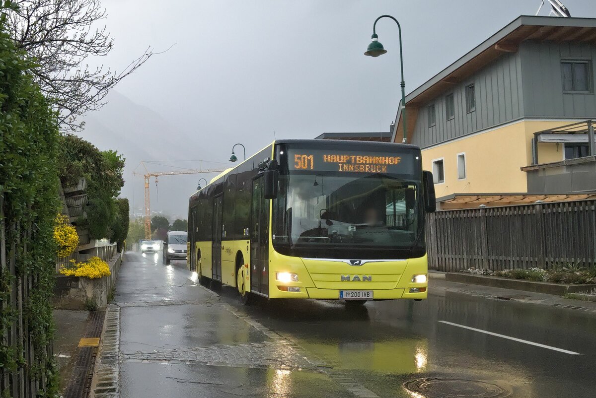 MAN Lion's City von Innbus Regionalverkehr/Innsbrucker Verkehrsbetriebe (Bus Nr. 200) als Linie 501 in Rum, Dörferstraße. Aufgenommen 25.4.2022.