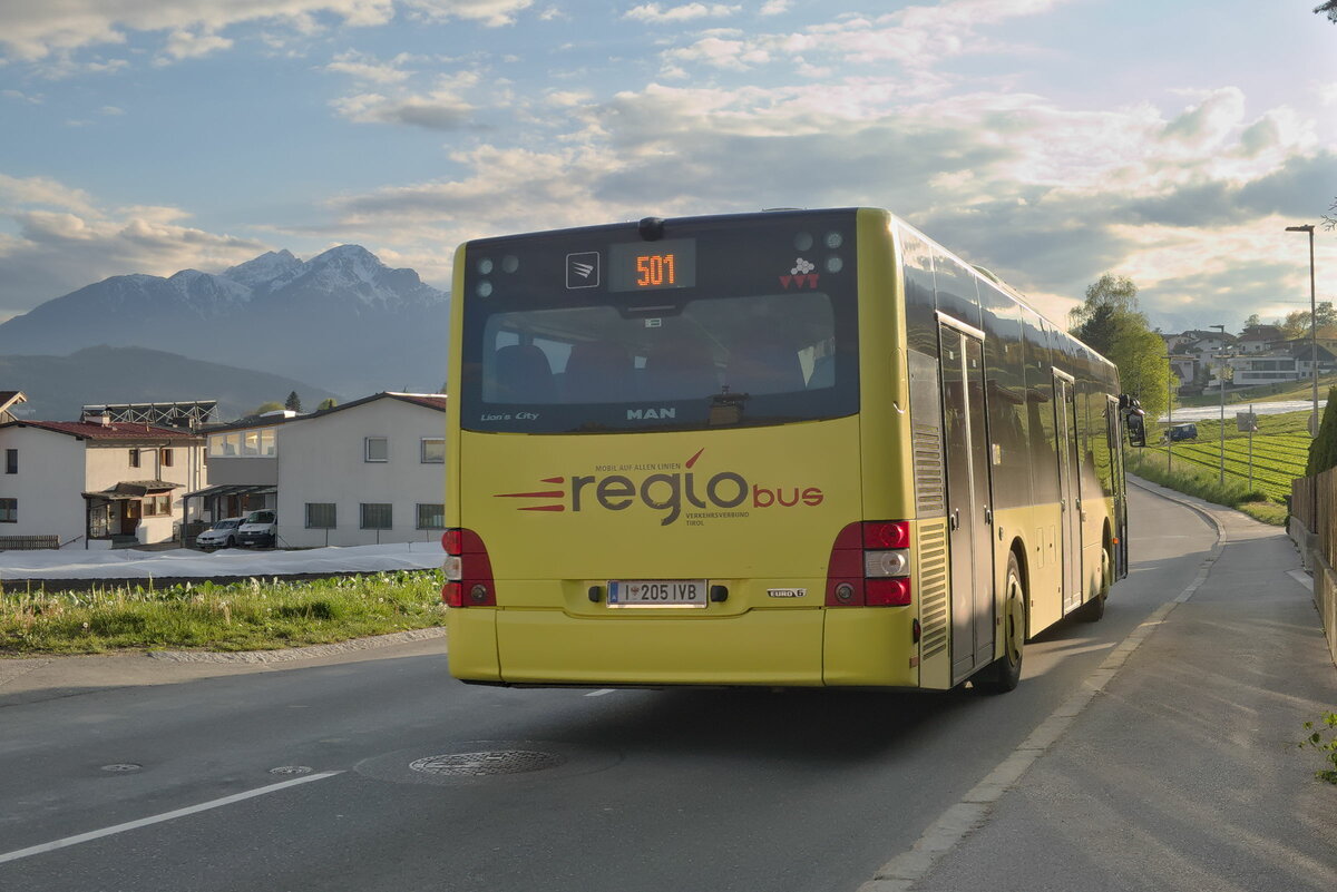 MAN Lion's City von Innbus Regionalverkehr/Innsbrucker Verkehrsbetriebe (Bus Nr. 205) als Linie 501 in Thaur, Dörferstraße. Aufgenommen 27.4.2022.