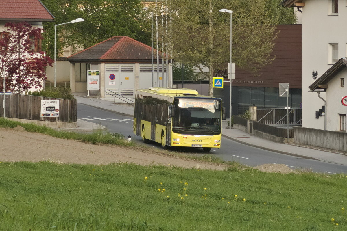 MAN Lion's City von Innbus Regionalverkehr/Innsbrucker Verkehrsbetriebe (Bus Nr. 203) als Linie 501 bei der Haltestelle Absam Kirche. Aufgenommen 3.5.2022.
