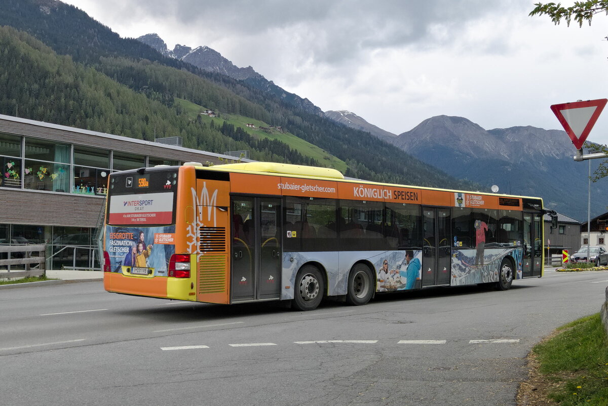 MAN Lion's City von Innbus Regionalverkehr/Innsbrucker Verkehrsbetriebe (Bus Nr. 231) beim Schulcampus Neustift, bei der Haltestelle Neustift i.St. Kampl. Aufgenommen 9.5.2022.