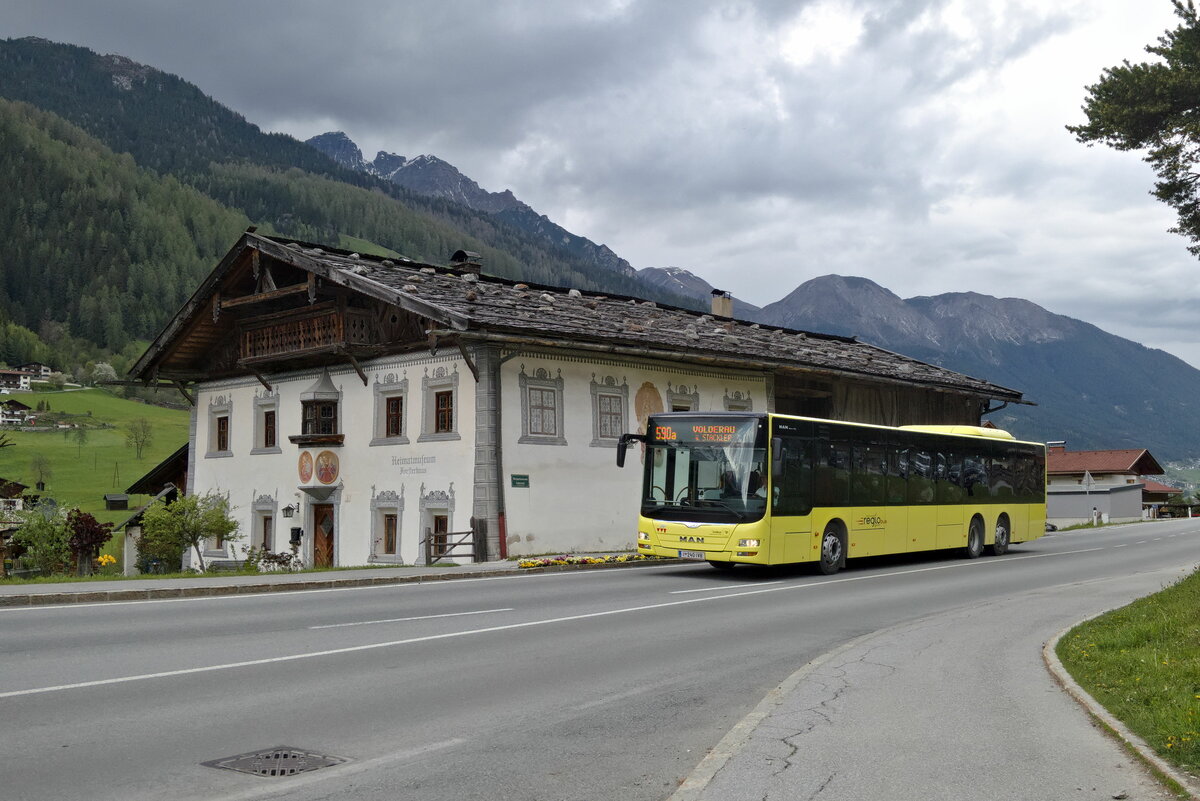 MAN Lion's City von Innbus Regionalverkehr/Innsbrucker Verkehrsbetriebe, Bus Nr. 240 in Neustift i.St., Ortsteil Kampl. Aufgenommen 9.5.2022.