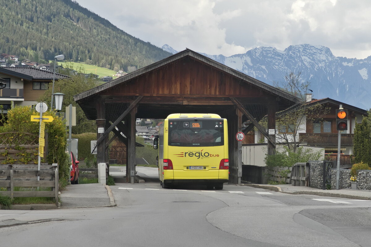 MAN Lion's City von Innbus Regionalverkehr/Innsbrucker Verkehrsbetriebe (Bus Nr. 237) in Fulpmes, Ortsteil Medraz. Aufgenommen 9.5.2022.