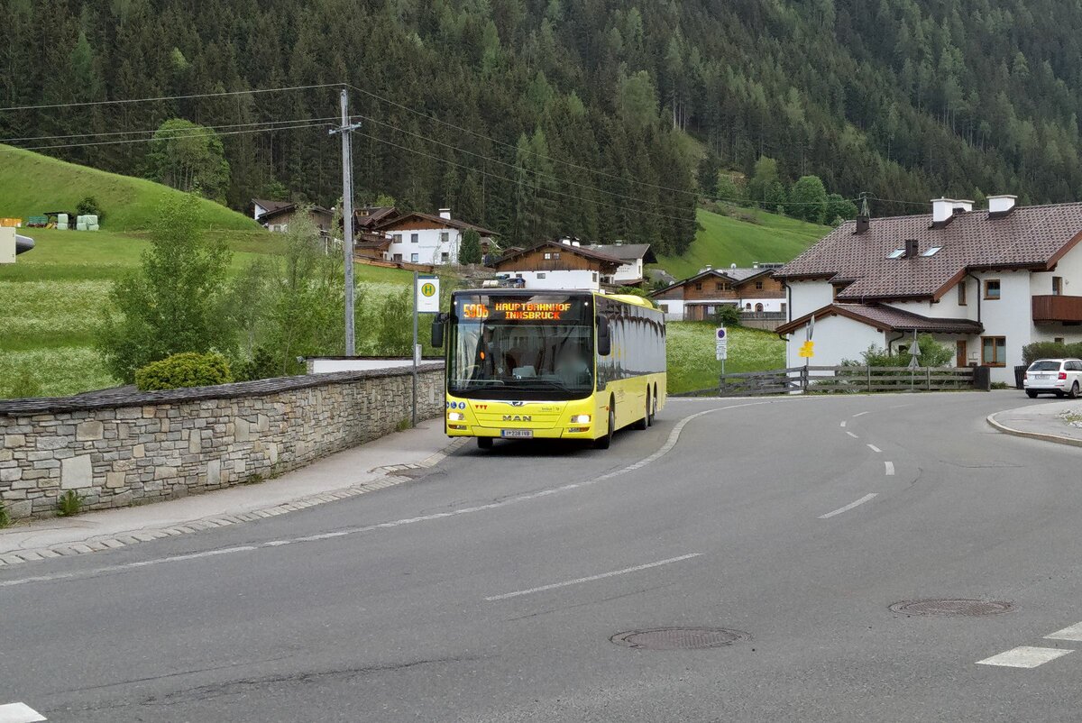 MAN Lion's City von Innbus/Innsbrucker Verkehrsbetriebe (Bus Nr. 238) als Linie 590b an der Haltstelle Neustift i.St. Ortsmitte. Aufgenommen 17.5.2022.