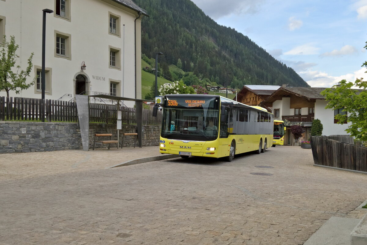 MAN Lion's City von Innbus/Innsbrucker Verkehrsbetriebe (Bus Nr. 237) als Linie 590b an der Haltestelle Neustift i.St. Ortsmitte. Aufgenommen 17.5.2022.