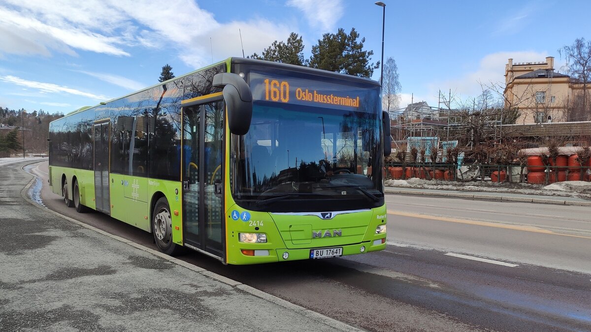 MAN Lion's City L Bus 2414 der RuterRegion, Linie 160 nach Oslo Busterminal, Haltestelle H�viksvingen, H�vik, am 4. M�rz 2023.