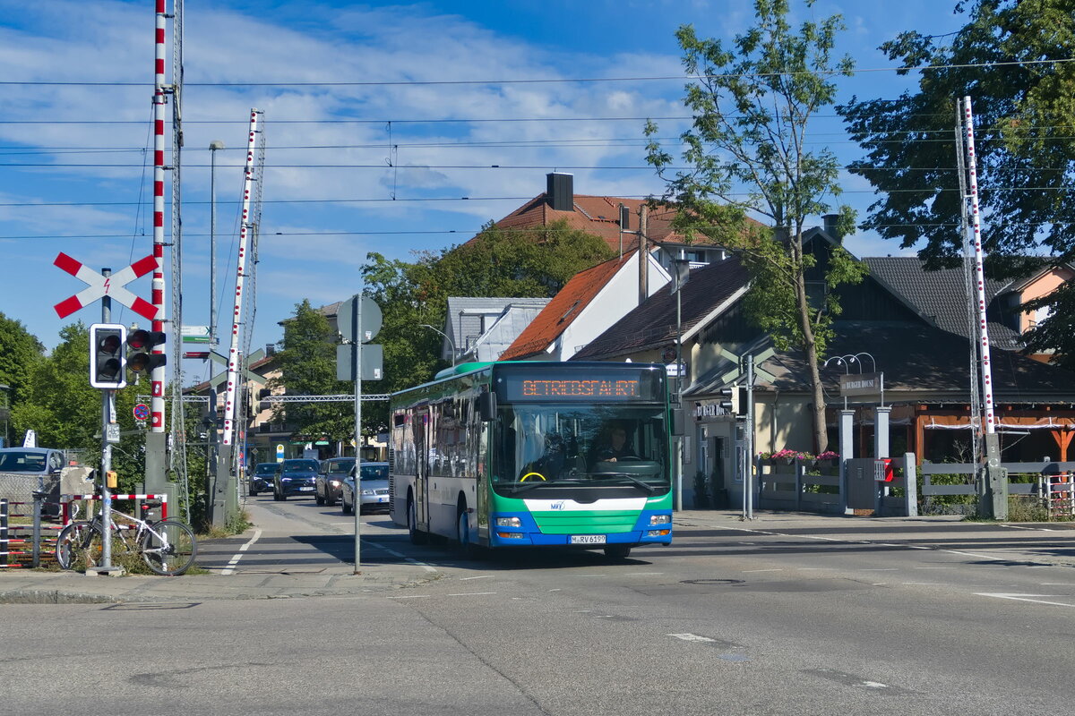 MAN Lion's City (M-RV 6199) auf Betriebsfahrt in Wolfratshausen, Sauerlacher Straße. Aufgenommen 25.8.2022.