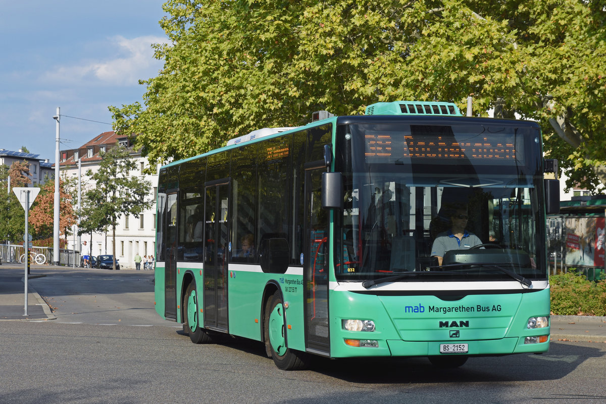 MAN Lions City der Margarethen Bus AG, auf der Linie 38, hat die Haltestelle Kannenfeldplatz verlassen und fährt Richtung Strassburgerallee. Die Aufnahme stammt vom 30.09.2018.