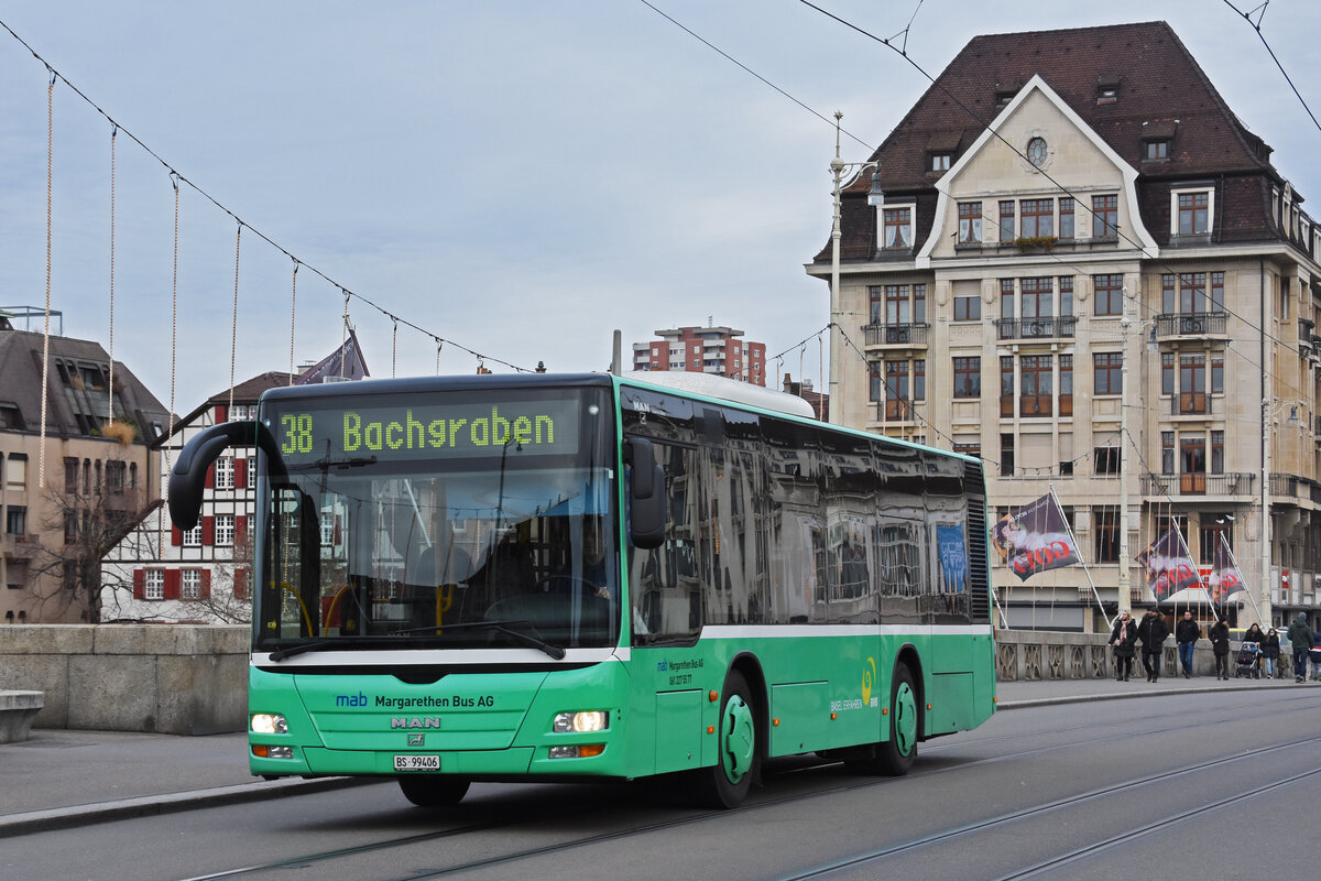 MAN Lions City der Margarethen Bus AG, auf der Linie 38, überquert die Mittlere Rheinbrücke. Die Aufnahme stammt vom 12.12.2021.