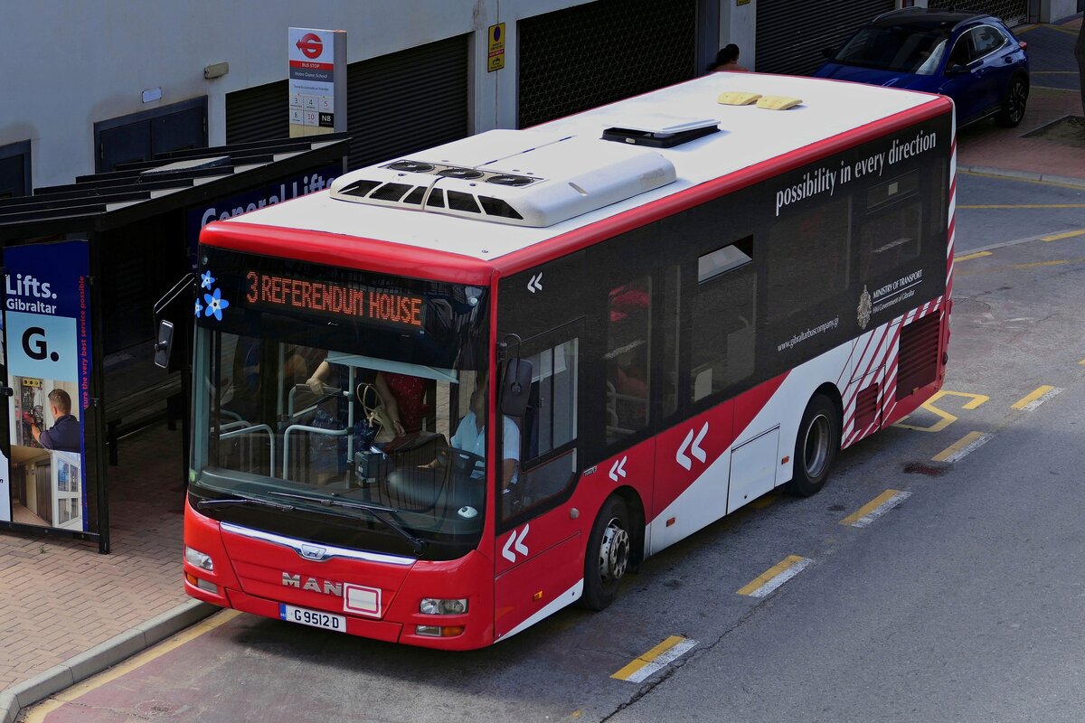 MAN Lion's City Midibus/ Caetano  von  'Gibraltar Bus Company'. An der Haltestelle Gibraltar Notre Dame S., September 2024.