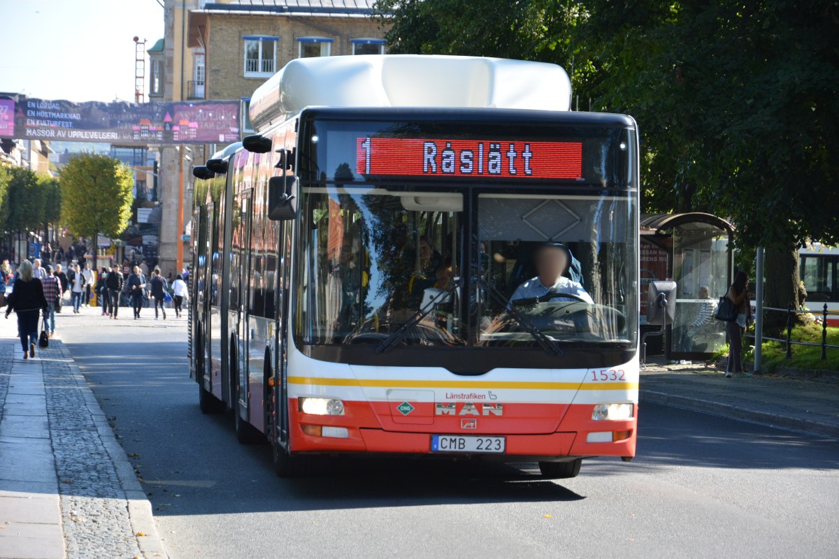 MAN Lion's City mit CNG (CMB 223) fährt auf der Linie 1. Aufgenommen am 15.09.2014 in der Innenstadt von Jönköping.