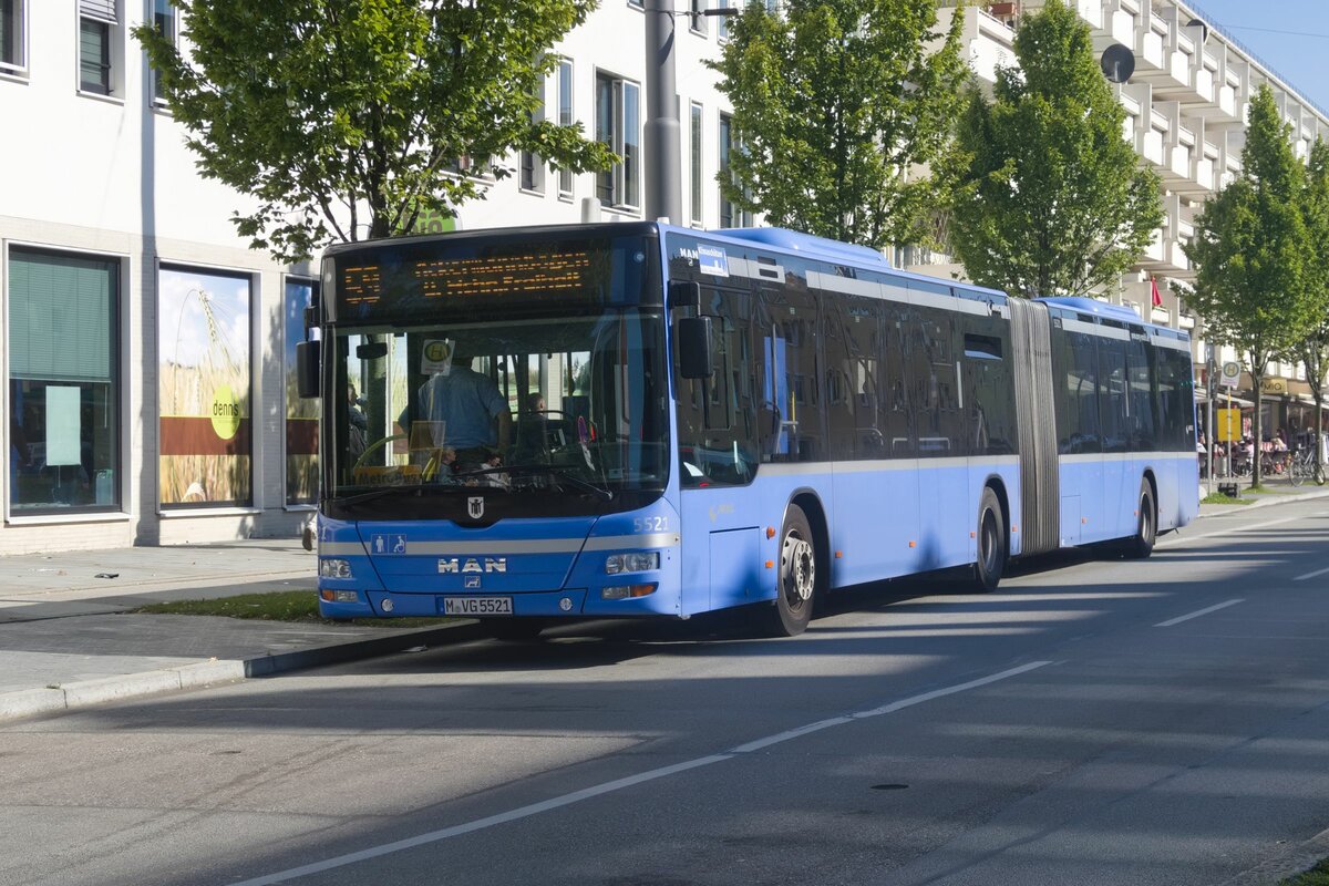 MAN Lion's City der MVG, Bus Nr. 5521 (M-VG 5521) als Linie 59 an der Haltestelle Giesing Bahnhof. Aufgenommen 2.9.2021.