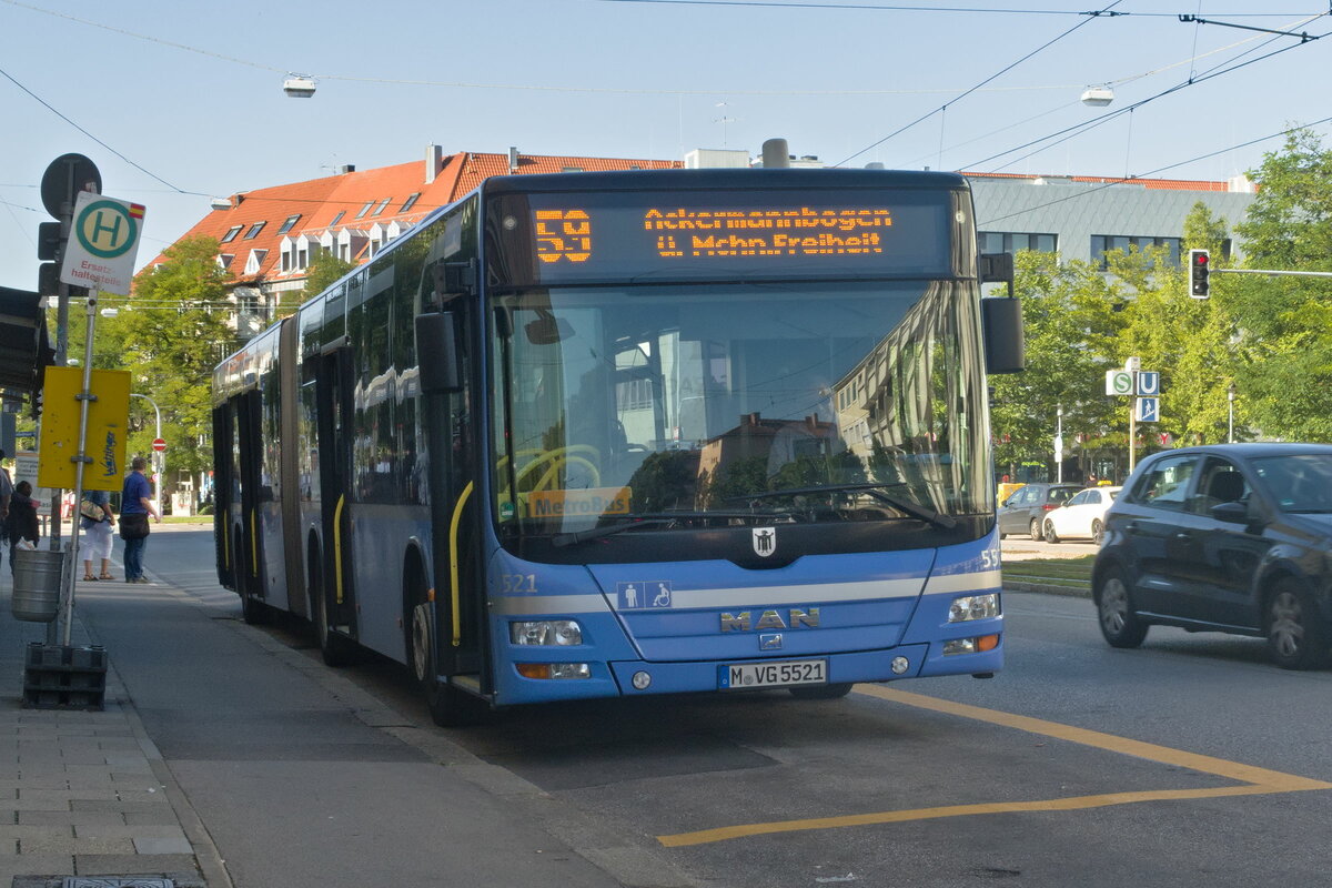 MAN Lion's City der MVG, Bus Nr. 5521 (M-VG 5521) als LInie 59 an der Haltestelle Giesing Bahnhof. Aufgenommen 2.9.2021.
