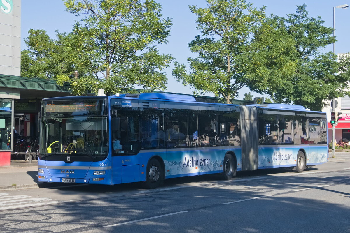 MAN Lion's City der MVG, Bus Nr. 5523 (M-VG 5523) an der Haltestelle Trudering Bahnhof. Aufgenommen 2.9.2021.