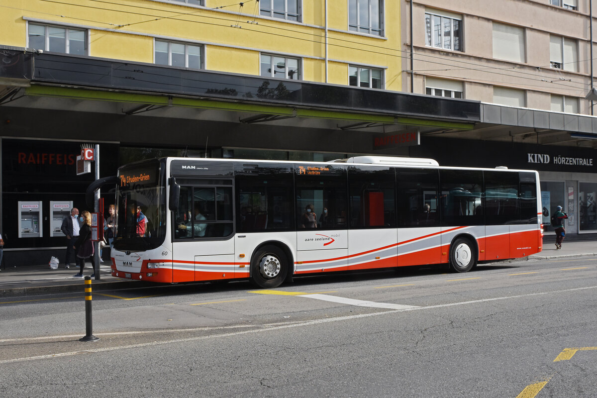 MAN Lions City Nr. 60 von Aare Seeland Mobil, auf der Linie 74, wartet an der Haltestelle beim Bahnhof Biel. Die Aufnahme stammt vom 25.09.2021.