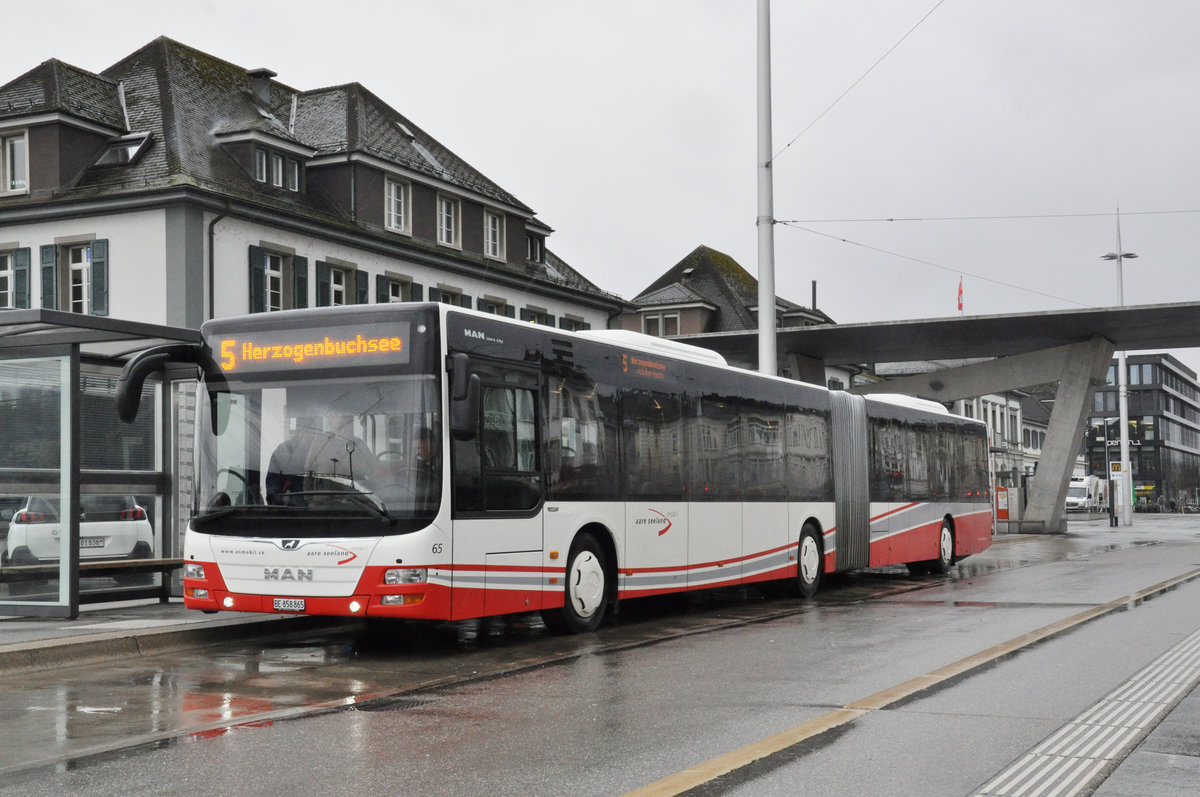 MAN Lions City Nr. 65 der Aare Seeland Mobil, auf der Linie 5, bedient die Haltestelle beim Bahnhof Solothurn. Die Aufnahme stammt vom 09.12.2019.