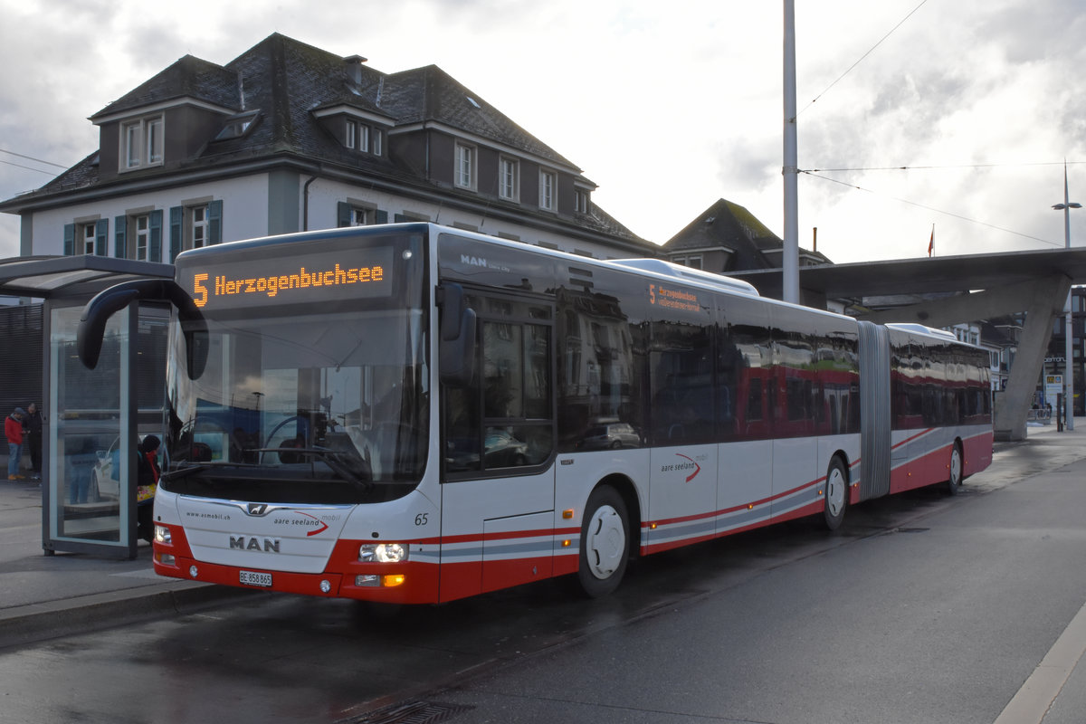 MAN Lions City Nr. 65 der Aare Seeland Mobil, auf der Linie 5, bedient die Haltestelle beim Bahnhof Solothurn. Die Aufnahme stammt vom 21.12.2019.