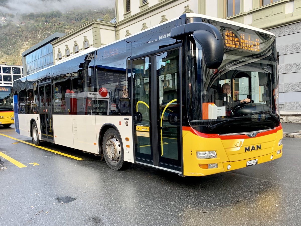 MAN lions City Ortsbus Brig-Glis '10448' 'VS 449 120' hat ebenfalls seine Werbung (Swiss Alpina) verloren und fährt wieder in Weiss auf dieser Seite, am 5.11.19 auf dem Bahnhofplatz Brig.