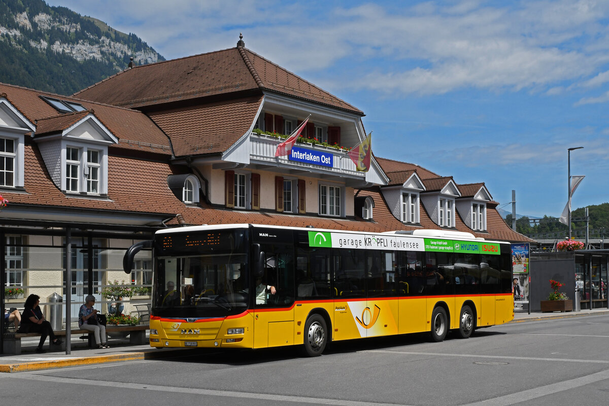 MAN Lions City der Post, auf der Linie 60 wartet am 31.07.2023 an der Haltestelle beim Bahnhof Interlaken Ost.