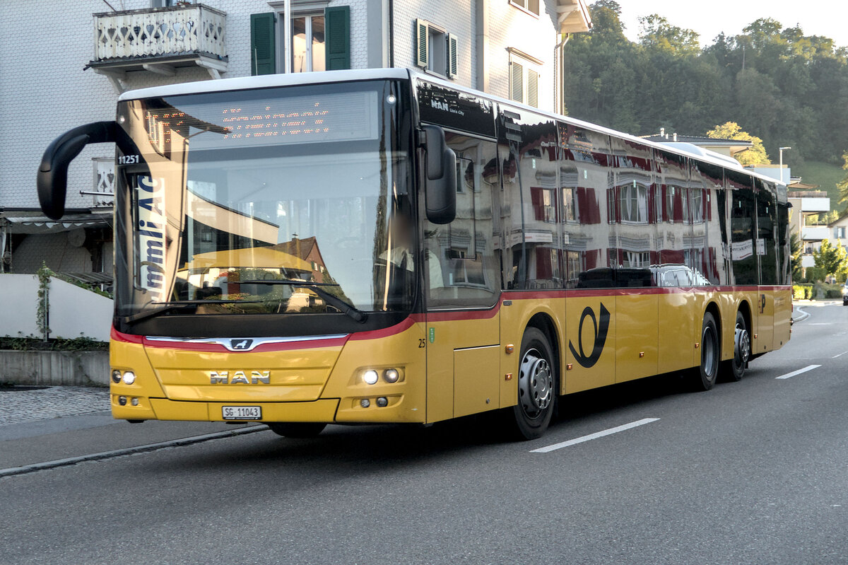 MAN Lion's City von Postauto (Bus Nr. 11251, SG-11043) als Linie 242 in Thal SG, Rheineckerstrasse. Aufgenommen 18.9.2025.
