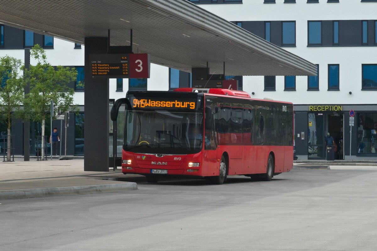 MAN Lion's City von Regionalverkehr Oberbayern (M-RV 3702) als Linie 9415 an der Haltestelle Rosenheim Bahnhof/ROB. Aufgenommen 3.6.2022.
