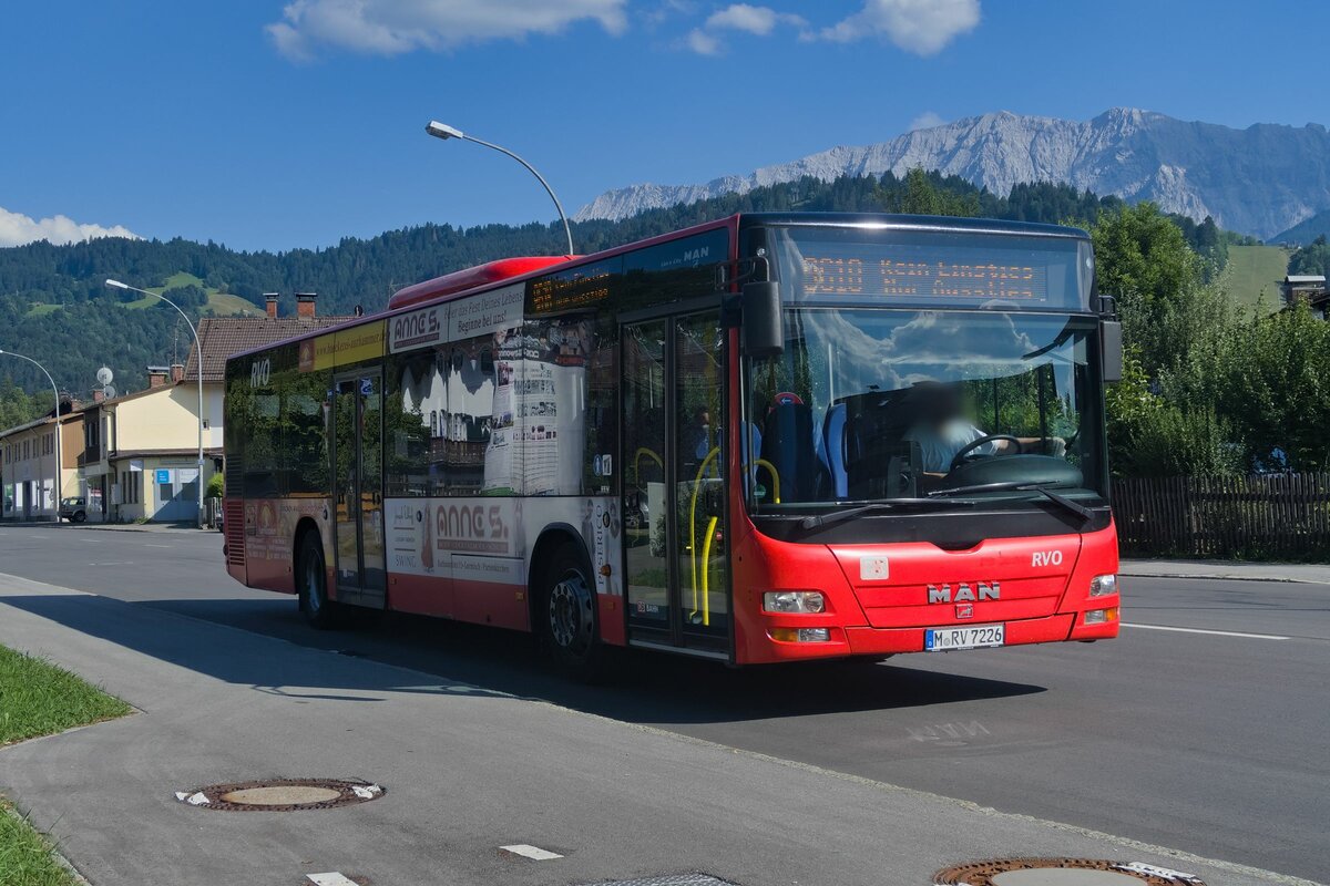 MAN Lion's City von Regionalverkehr Oberbayern (M-RV 7226) als Linie 9618 in Garmisch-Partenkirchen, Hauptstraße. Aufgenommen 4.8.2022.