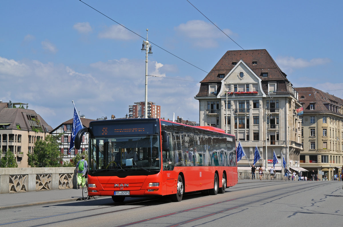 MAN Lions City von Südbadenbus, auf der Linie 38, überquert die Mittlere Rheinbrücke. Die Aufnahme stammt vom 21.08.2015.