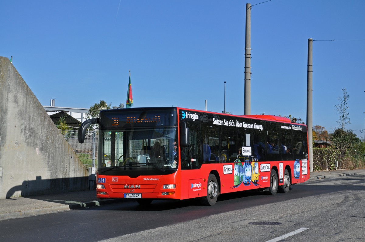MAN Lions City von Südbadenbus mit der triregio Werbung auf der Linie 38 fährt zur Haltestelle Tinguely Museum. Die Aufnahme stammt vom 31.10.2014.