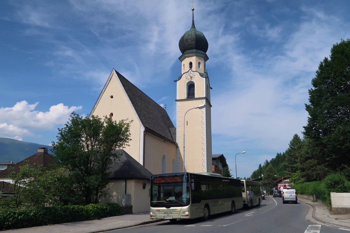 MAN Lions City  von Postbus, BD-13135 mit Busanhnger, hat als Linie 4123 soeben die Haltestelle Pill Dorf verlassen. Aufgeommen 14.6.2017.